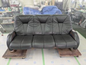 本革ソファー｜ひび割れ補修、染め直し【野洲市】